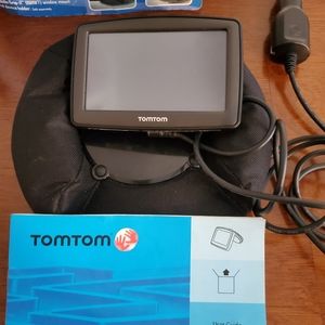 TomTom XL GPS w charger and scosche dash mat